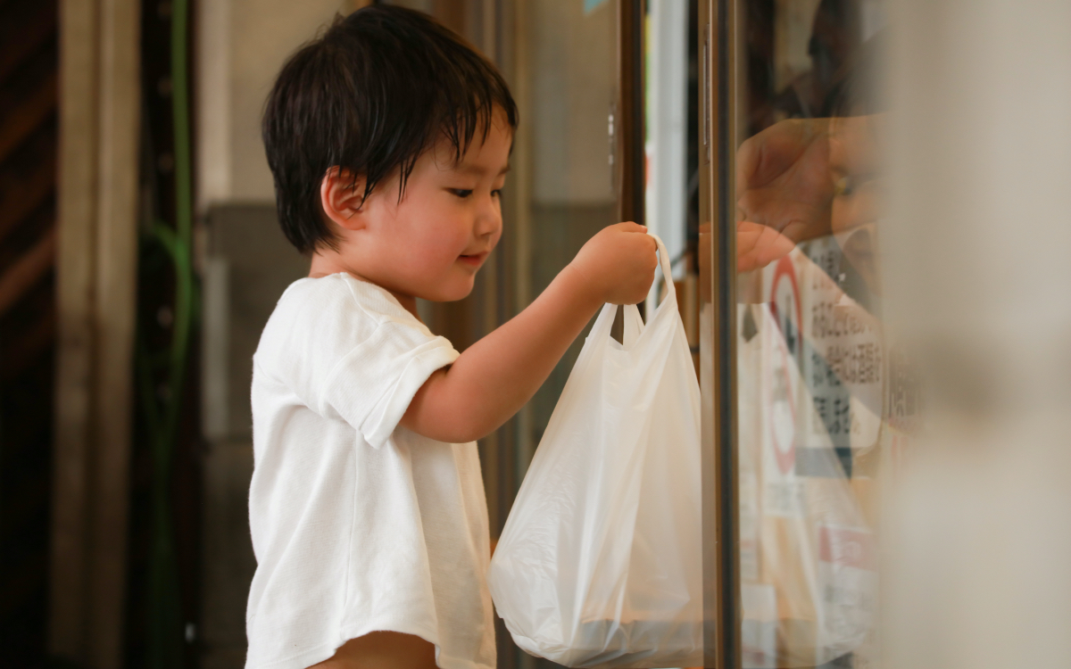 買い物をする子供