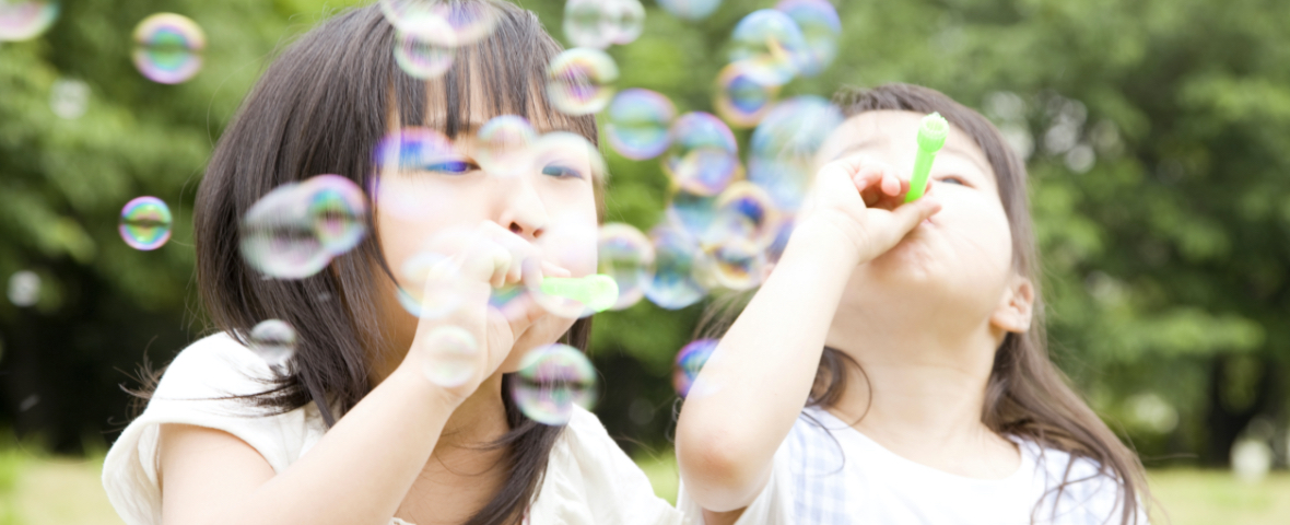 シャボン玉を吹く子供